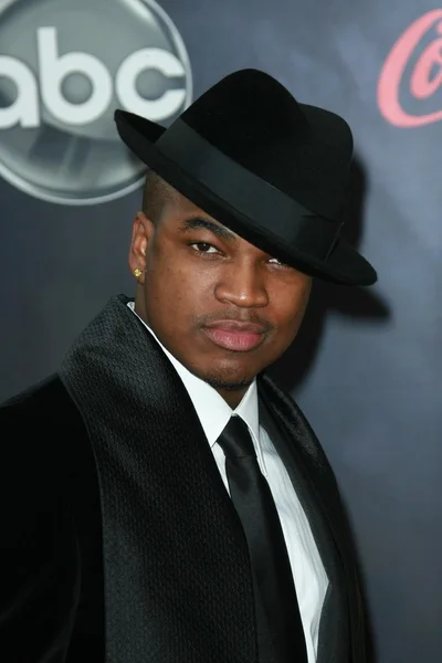 Ne-Yo arrive aux American Music Awards 2007. Nokia Center, Los Angeles, Californie. 11-18-07 — Photo