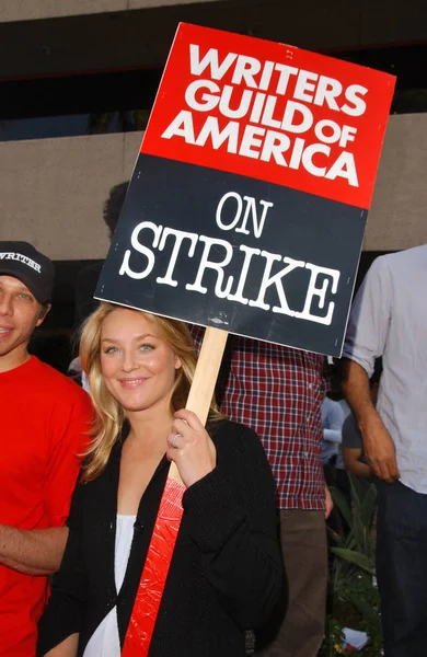 Elizabeth Rohm at the Writers Guild of America Picket Line in front of NBC Studios. Burbank, CA. 11-16-07 — Stock Photo, Image