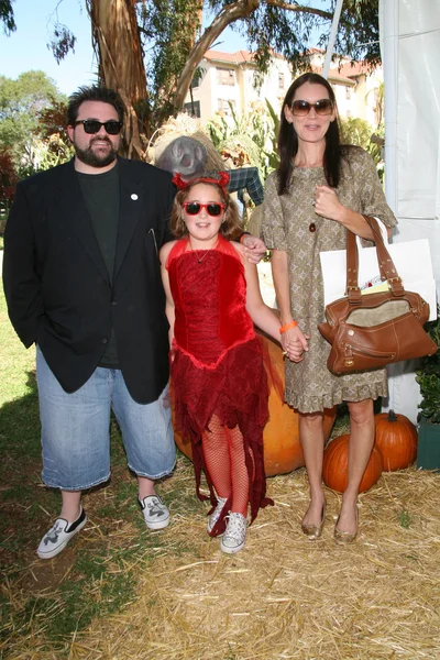 Kevin Smith, Jennifer Schwalbach Smith ve kızları Harley ile birlikte Ronald McDonald Kampı 15. Cadılar Bayramı Karnavalı 'nda. Wadsworth Great Lawn, Westwood, CA 'dan. 10-21-07 — Stok fotoğraf