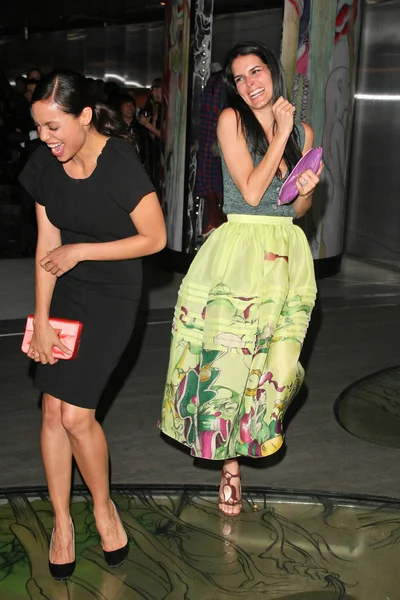 Rosario dawson en angie harmon — Stockfoto