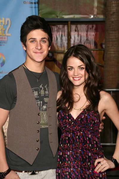 David Henrie and Lucy Hale — Stockfoto