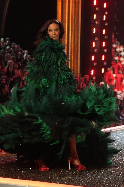 Noemie lenoir bei der 12. jährlichen Victoria 's Secret Fashion Show. kodak theater, hollywood, ca. 15-11-07 — Stockfoto