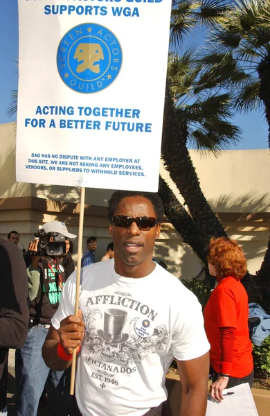 Isaiah Washington at the Writers Guild of America Picket Line in front of Paramount Studios. Hollywood, CA. 12-12-07 — ストック写真