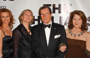 Serena scott thomas ve maud adams ile roger moore ve lois chiles