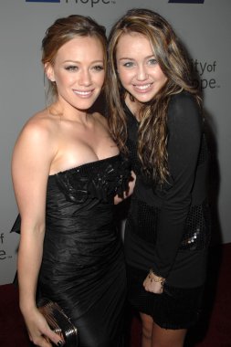 Hilary duff ve yaşam 2007 ruhu, miley cyrus ödül akşam yemeği hilary duff tarafından ev sahipliği yaptı. Pasifik Tasarım Merkezi, west hollywood, ca. 09 / 27 / 07