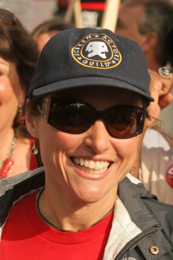 Julia Louis-Dreyfus Hollywood Bulvarı 'nda Amerika Yazarlar Derneği protestosunda. Hollywood, CA. 11-20-07