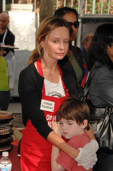 Calista Flockhart y su hijo Liam en la Cena de Acción de Gracias de la Misión de Los Ángeles para los Desamparados. L.A. Mission, Los Angeles, CA. 10-21-07 — Foto de Stock