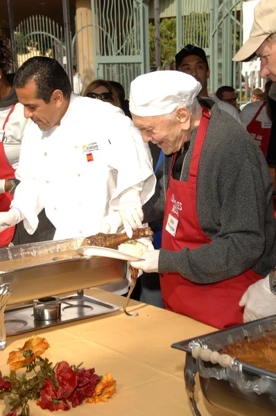 Mayor Antonio Villaraigosa and Kirk Douglas at the Los Angeles Mission's Thanksgiving Dinner For the Homeless. L.A. Mission, Los Angeles, CA. 10-21-07 — Stockfoto
