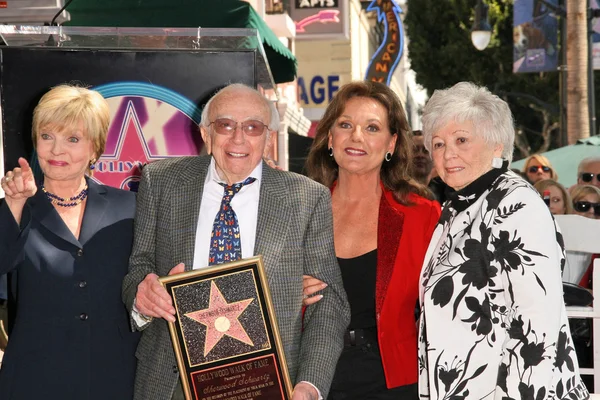 Florence Henderson and Dawn Wells with Sherwood Schwartz and wife Mildred — Stock Photo, Image