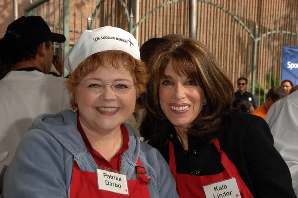 Patrika Darbo and Kate Linder at the Los Angeles Mission's Thanksgiving Dinner For the Homeless. L.A. Mission, Los Angeles, CA. 10-21-07 — Stok fotoğraf
