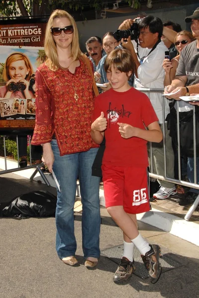 Lisa Kudrow e filho Julian — Fotografia de Stock