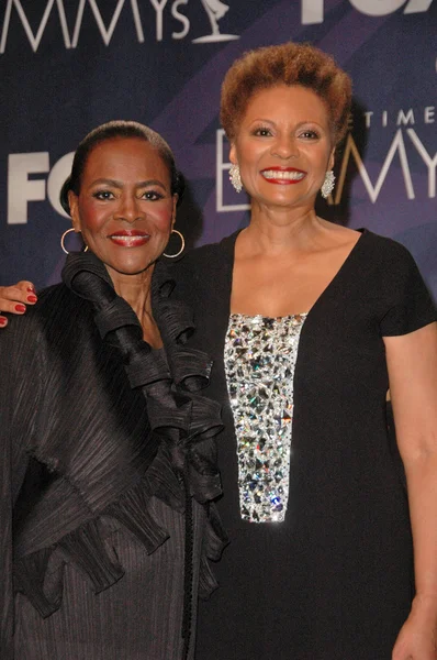 Cicely Tyson e Leslie Uggams na sala de imprensa no 59th Annual Primetime Emmy Awards. The Shrine Auditorium, Los Angeles, CA. 09-16-07 — Fotografia de Stock