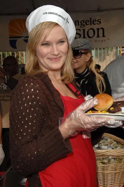 Nicholle Tom at the Los Angeles Mission's Thanksgiving Dinner For the Homeless. L.A. Mission, Los Angeles, CA. 10-21-07 — Stock Photo, Image