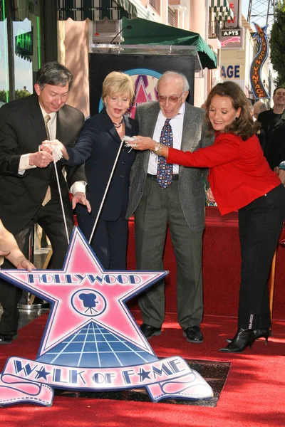 Leron Gubler and Florence Henderson with Sherwood Schwartz and Dawn Wells — Stock Photo, Image