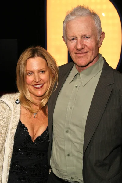 Raymond J. Barry and friend at the Los Angeles Premiere of "Walk Hard The Dewey Cox Story". Grauman's Chinese Theatre, Hollywood, CA. 12-12-07 — Stock Photo, Image