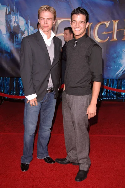 Derek Hough e invitado al estreno en Los Ángeles de "Enchanted". Teatro El Capitan, Hollywood, CA. 11-17-07 — Foto de Stock