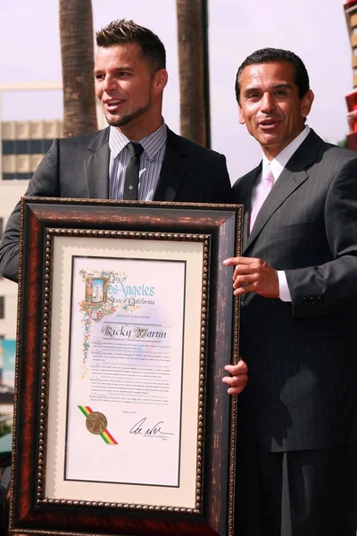 Ricky Martin y el alcalde Antonio Villaraigosa —  Fotos de Stock