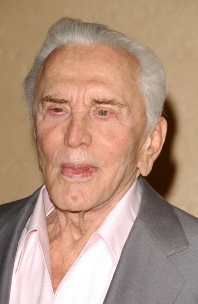 Kirk Douglas z "A Fine Romance" Benefit for the Motion Picture and Television Fund. Sony Pictures, Culver City, Kalifornia. 10-20-07 ' — Zdjęcie stockowe