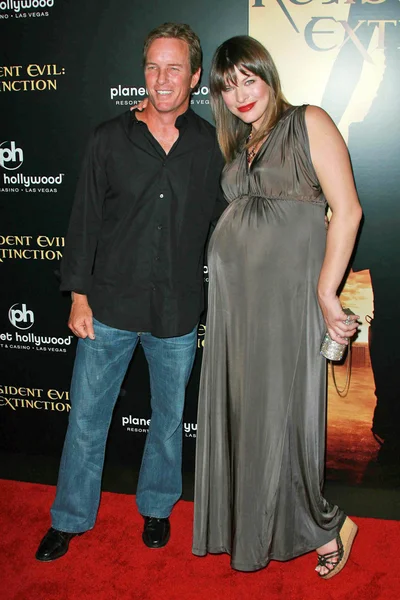 Linden Ashby e Milla Jovovich na estréia mundial "Resident Evil: extinção". Planet Hollywood Resort and Casino, Las Vegas, NV. 09-20-07 — Fotografia de Stock