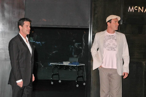 Dylan Walsh e Julian McMahon em um evento de mídia promovendo a mudança de Nip Tuck de Miami para Los Angeles. Hollywood and Highland Center, Hollywood, CA. 10-25-07 — Fotografia de Stock