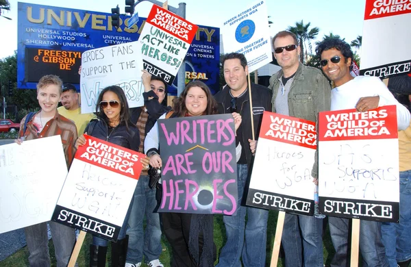 Cast van "Heroes" bij de Writers Guild of America Picket line voor Universal Studios. Universal City, ca. 12-11-07 — Stockfoto