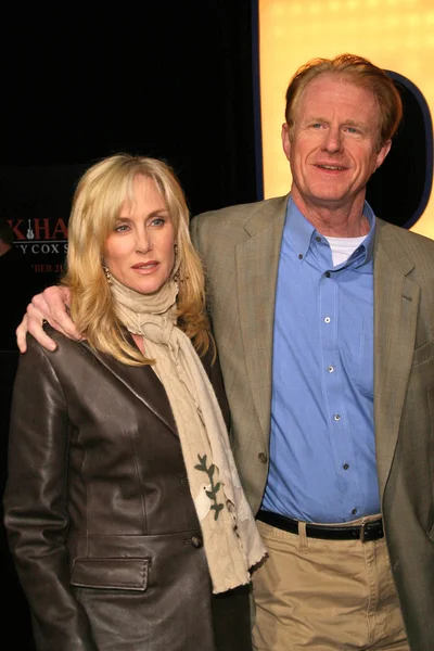 Ed Begley Jr and wife Rachelle at the Los Angeles Premiere of "Walk Hard The Dewey Cox Story". Grauman's Chinese Theatre, Hollywood, CA. 12-12-07 — Stock Photo, Image