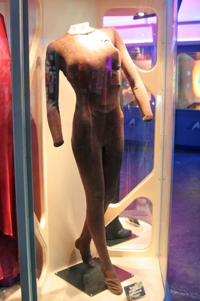 Store window with dressed mannequin — Stock Photo, Image