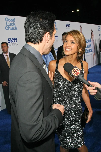 Dane Cook and Jessica Alba at the Los Angeles Premiere of "Good Luck Chuck". Mann National Theater, Westwood, CA. 09-19-07 — Stock Photo, Image