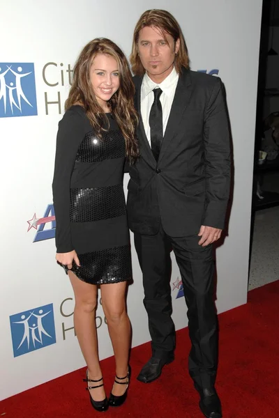 Miley Cyrus y Billy Ray Cyrus en la Cena de Premios Spirit Of Life 2007 organizada por Hilary Duff. Pacific Design Center, West Hollywood, CA. 09-27-07 — Foto de Stock