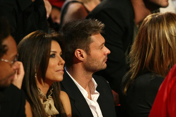 Eva Longoria e Ryan Seacrest no 12th Annual Victorias Secret Fashion Show. Teatro Kodak, Hollywood, CA. 11-15-07 — Fotografia de Stock