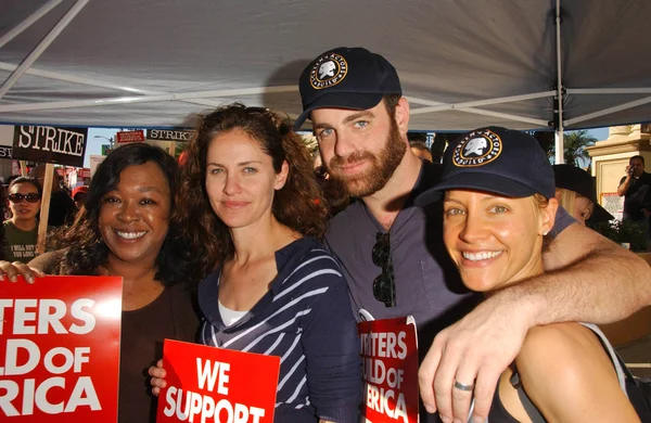 Shonda Rhimes and Amy Brenneman with Paul Edelstein and KaDee Strickland — Stock Photo, Image