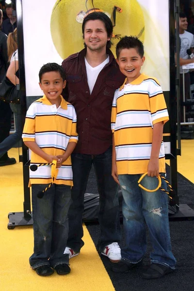 Freddy Rodriguez and sons at the Los Angeles premiere of "Bee Movie". Mann Village Theatre, Westwood, CA. 10-28-07 — Stock Photo, Image