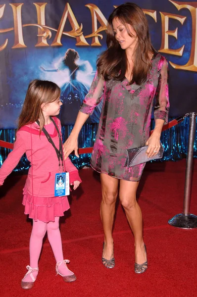 Brooke Burke and daughter at the Los Angeles premiere of "Enchanted". El Capitan Theatre, Hollywood, CA. 11-17-07 — Stock Photo, Image