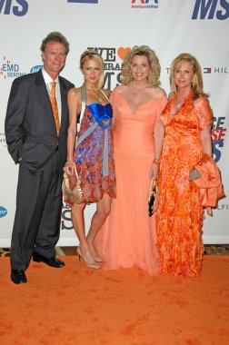 rick Hilton ve paris hilton ile nancy davis ve kathy hilton