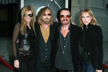 Tom küçük ve eşi david a. stewart ve eşi anoushka ile dana