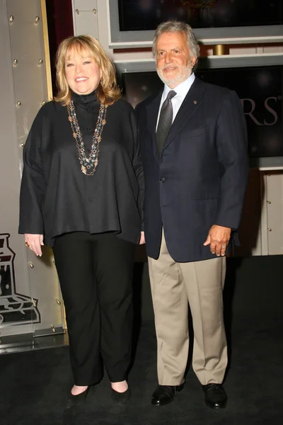Кэти Бейтс и Сидни Гэнис на 80-й ежегодной церемонии вручения премии "Оскар". Театр Сэмюэля Голдвина, Академия кинематографических искусств и наук, Беверли-Хиллз, Калифорния. 01-22-08 — стоковое фото
