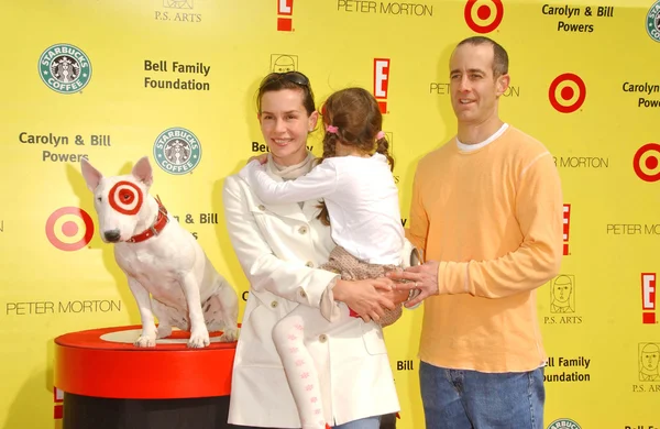 Embeth Davidtz with husband Jason and daughter Charlotte at P.S. Arts 10th Annual "Express Yourself" Benefit. Barker Hanger, Santa Monica, CA. 11-04-07 — Stock Photo, Image