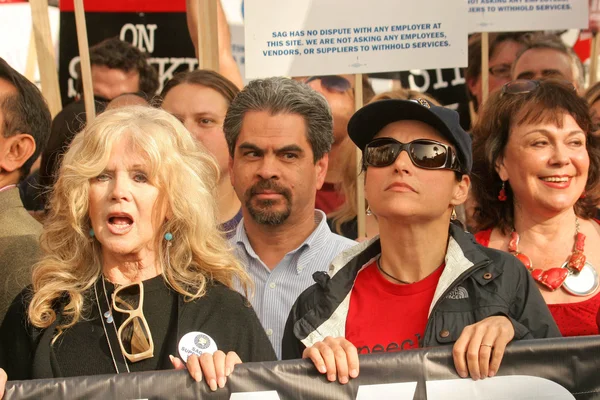 Connie Stevens et Julia Louis-Dreyfus lors d'une manifestation de la Writers Guild of America sur Hollywood Boulevard. Hollywood, Californie. 11-20-07 — Photo