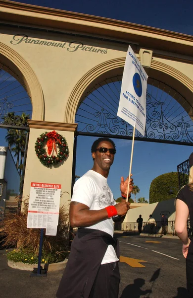 Isaiah Washington at the Writers Guild of America Picket Line in front of Paramount Studios. Hollywood, CA. 12-12-07 — стокове фото