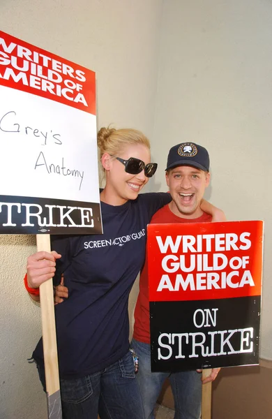 Katherine Heigl and T.R. Knight at the Writers Guild of America Picket Line in front of Paramount Studios. Hollywood, CA. 12-12-07 — Stock Photo, Image