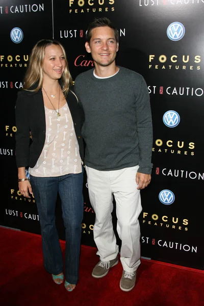 Tobey Maguire and wife Jennifer — Stock Photo, Image