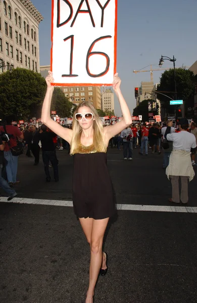 Emily Blake na protest Writers Guild of America na Hollywood Boulevard. Hollywood, Ca. 11-20-07 — Stock fotografie