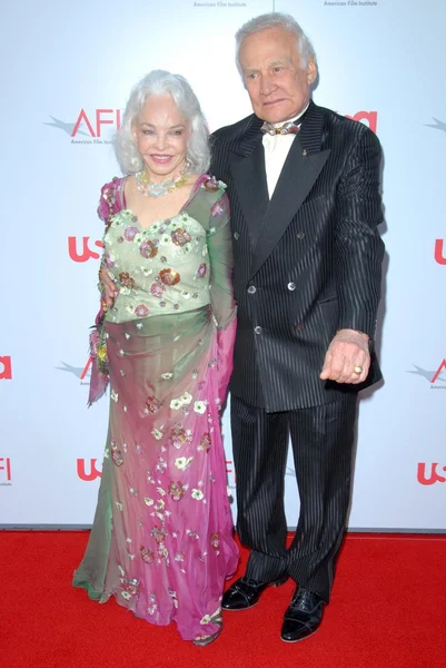 Buzz aldrin en vrouw lois — Stockfoto