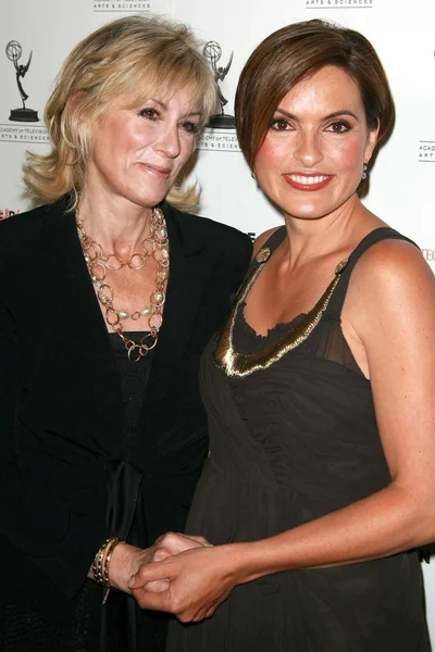 Judith Light and Mariska Hargitay at the 59th Annual Emmy Awards Nominee Reception. Pacific Design Center, Los Angeles, CA. 09-14-07 — 图库照片