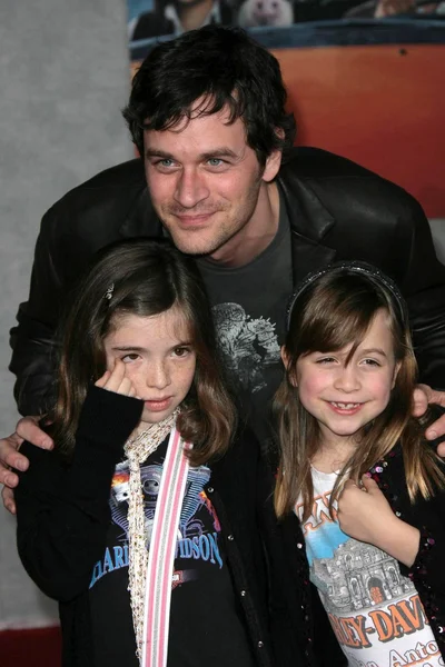 Tom Everett Scott e filhas — Fotografia de Stock