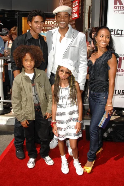 Will Smith con Jada Pinkett Smith, Willow Smith y su familia — Foto de Stock