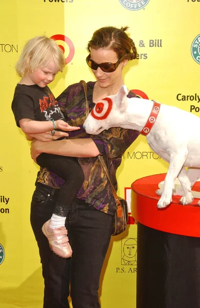 Rachel Griffiths and son Banjo at P.S. Arts 10th Annual "Express Yourself" Benefit. Barker Hanger, Santa Monica, CA. 11-04-07 — Stock Photo, Image