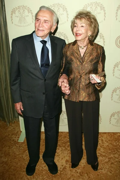 Kirk Douglas and his wife Anne at the Women's Guild 50th Anniversary Fundraising Gala. Beverly Wilshire Hotel, Beverly Hills, CA. 09-15-07 — Stockfoto