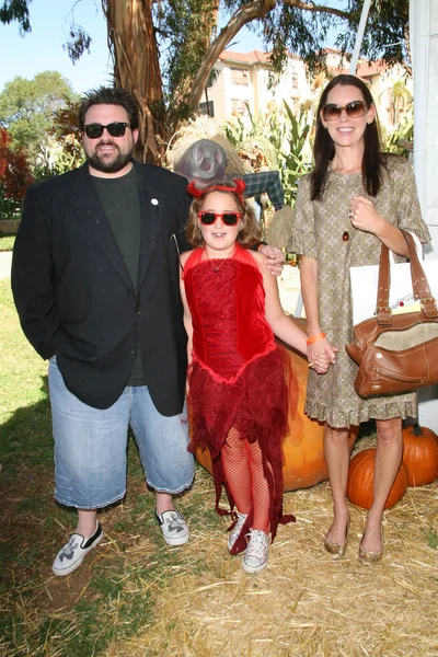 Kevin Smith with Jennifer Schwalbach Smith and their daughter Harley at the Camp Ronald McDonald 15th Annual Family Halloween Carnival. Wadsworth Great Lawn, Westwood, CA. 10-21-07 — Stock Photo, Image