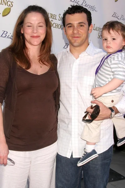 Fred Savage con su esposa Jennifer y su hijo Oliver — Foto de Stock